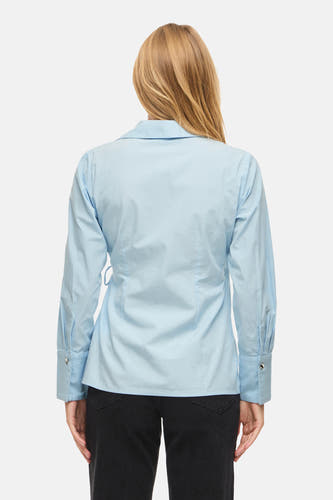 Chemise bleue à manches longues de VILA®, vue de dos, avec poignets et jean noir.