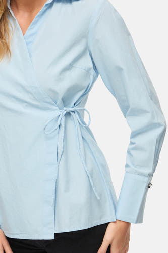 Chemise bleue à manches longues de VILA®, avec détail de boutons et poignets.