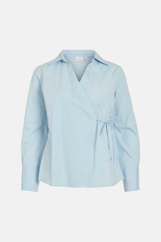 Chemise bleue à manches longues de VILA, avec un croisement et un détail de nœud sur le côté.