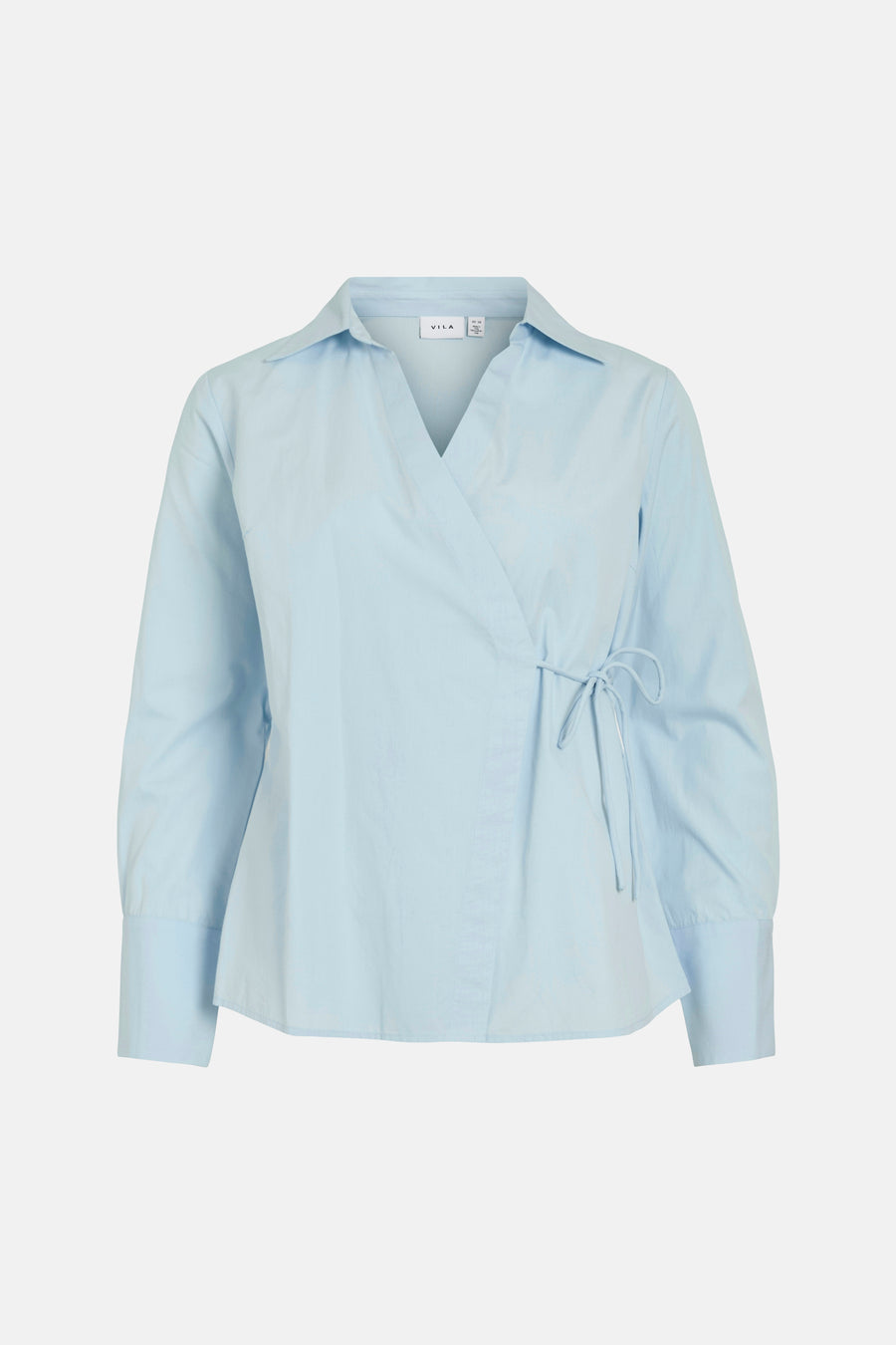 Chemise bleue à manches longues de VILA, avec un croisement et un détail de nœud sur le côté.
