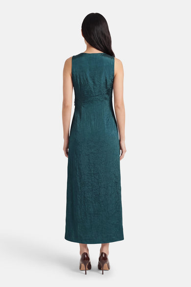 Robe courte verte à manches courtes de VILA, vue de dos avec une texture froissée et des talons marron.