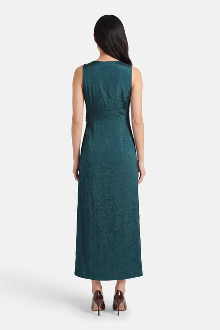 Robe courte verte à manches courtes de VILA, vue de dos avec une texture froissée et des talons marron.