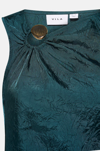 Groene mouwloze jurk van VILA, met een kreukeltextuur en een decoratieve gouden knoop.