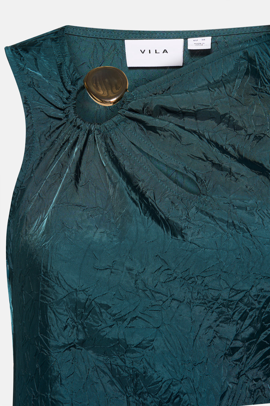 Groene mouwloze jurk van VILA, met een kreukeltextuur en een decoratieve gouden knoop.