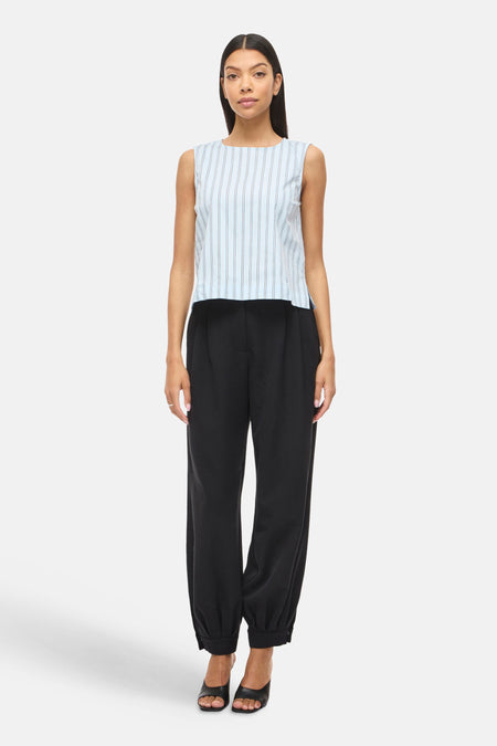 Blauw mouwloze blouse van VILA®, met verticale strepen en gecombineerd met een zwarte pantalon en hakken.