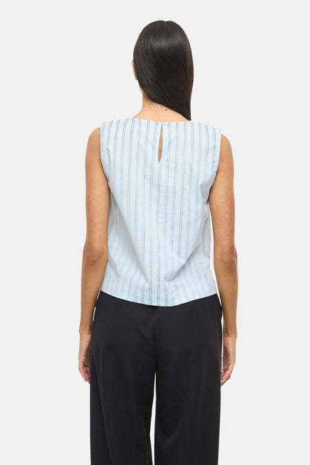 Blauw mouwloze blouse van VILA® met een verticaal gestreept patroon en een druppelvormige opening aan de achterkant.