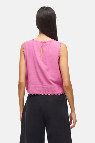Roze getextureerde mouwloze blouse van VILA met geschulpte randen en sleutelgatuitsnijding op de rug.