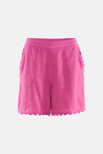 Roze korte broek van VILA® met ruches aan de zijkanten en schuine zoom, front view