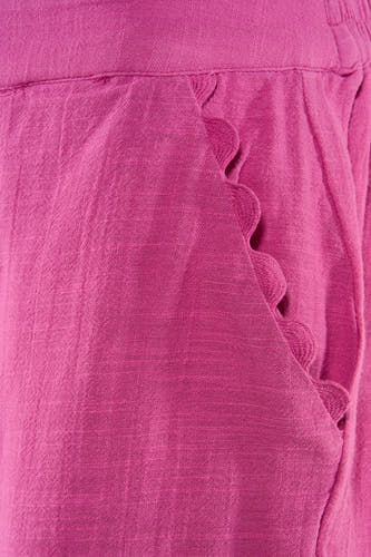Roze korte broek van VILA® met ruches en textuur, close-up detail