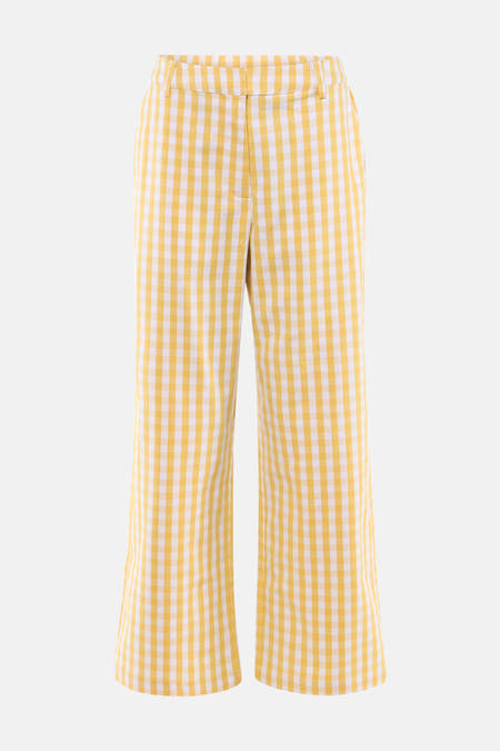 Gele broek van VILA® met wit gingham ruitpatroon, wijde pijpen, riemlussen en knoopsluiting, plat gelegd.
