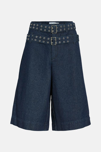 Short de denim bleu marine de VILA, avec double ceinture et détails argentés.