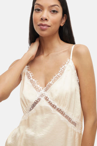 Ecru mouwloze blouse van VILA met kanten details langs de V-hals.