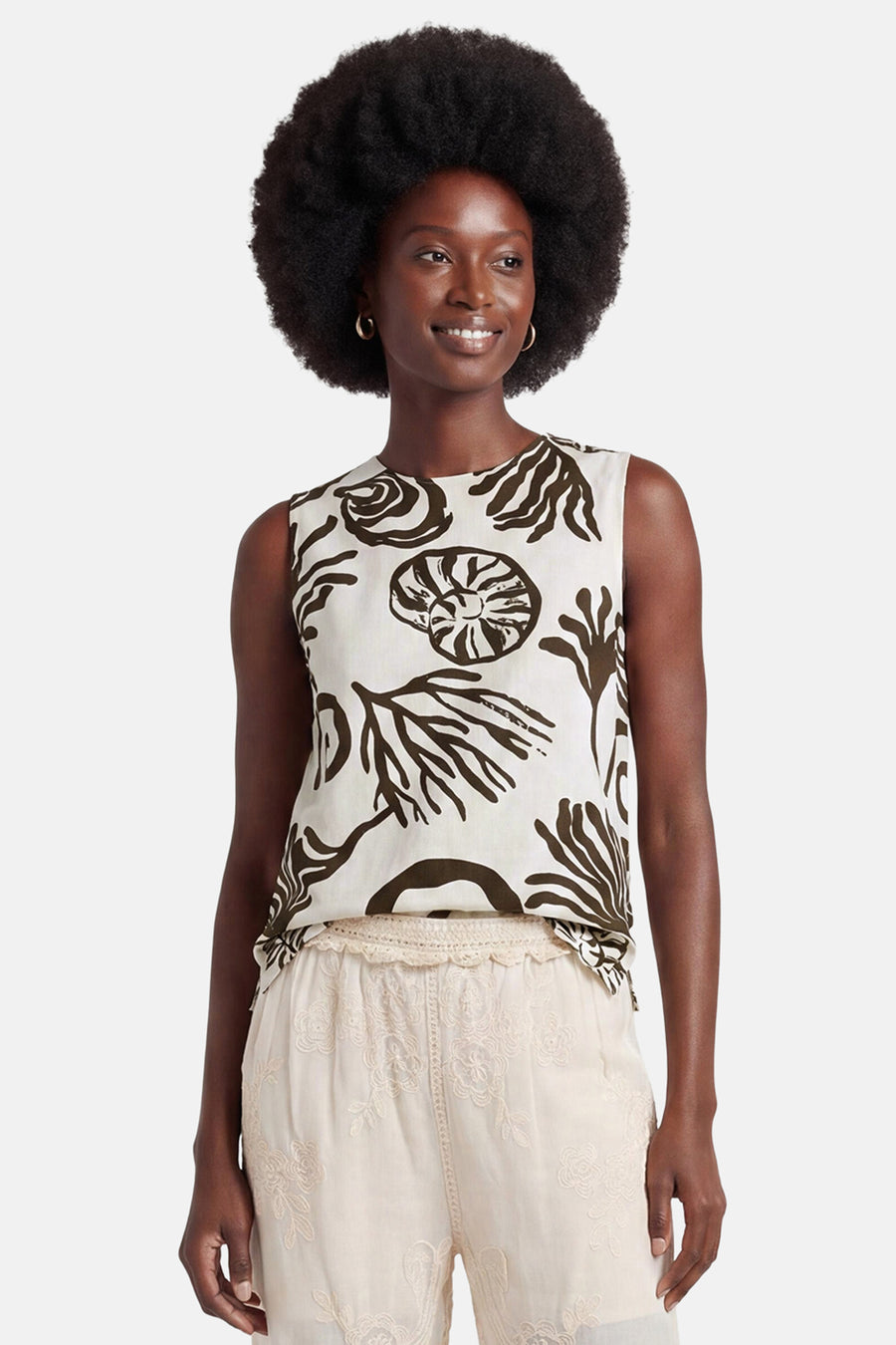 Bruine blouse met korte mouwen van VILA®, crèmekleurig met een bruin zeethema patroon.