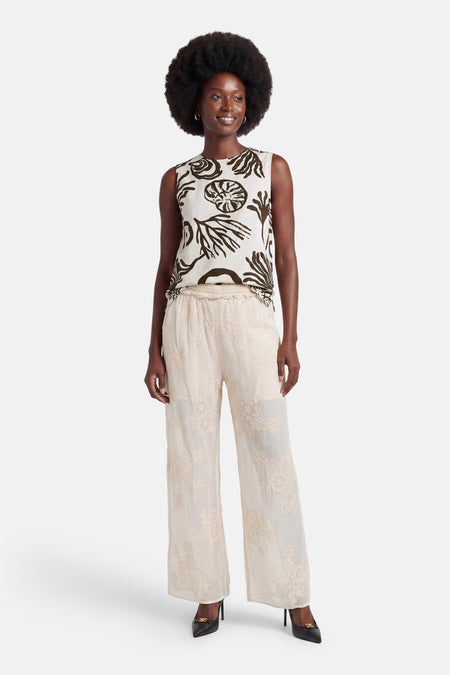 Crèmekleurige blouse met korte mouwen met bruin zeelevenpatroon van VILA®, gecombineerd met geborduurde broek.