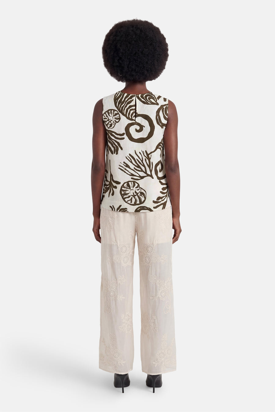 Mouwloze crème blouse met bruin patroon van VILA®, met schelpen en koraalmotief, achterkant.