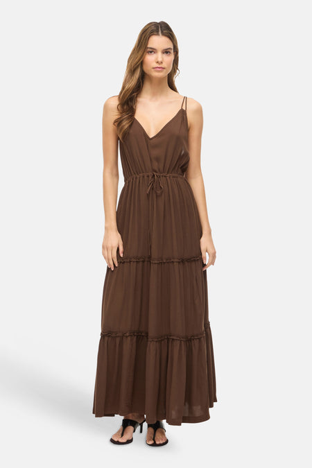 Robe longue marron sans manches de VILA® avec col en V, doubles bretelles spaghetti, cordon de serrage et jupe à volants.