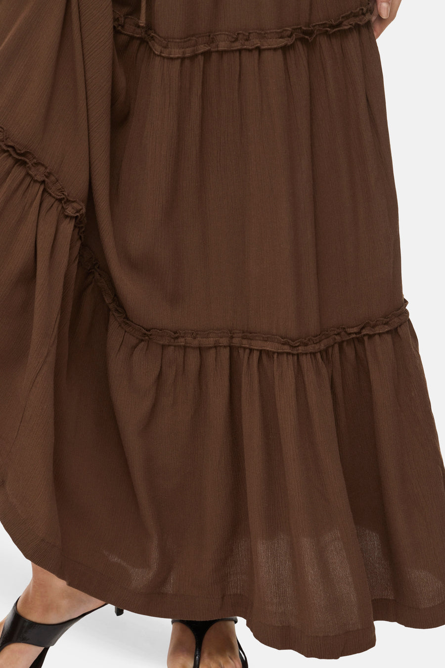 Robe marron sans manches de VILA avec volants superposés, texture crêpe et pieds dans des sandales noires.