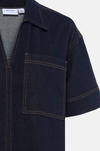 Donkerblauwe denim jurk met korte mouwen van VILA, met opgestikte zak en contrasterende stiksels.