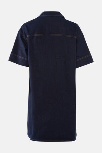 Donkerblauw denim kleedje met korte mouwen van Vila, met contrasterende stiksels.
