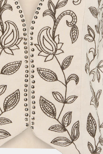 Crèmekleurig gilet van VILA met zilveren studs en donkerbruin bloemenborduursel.