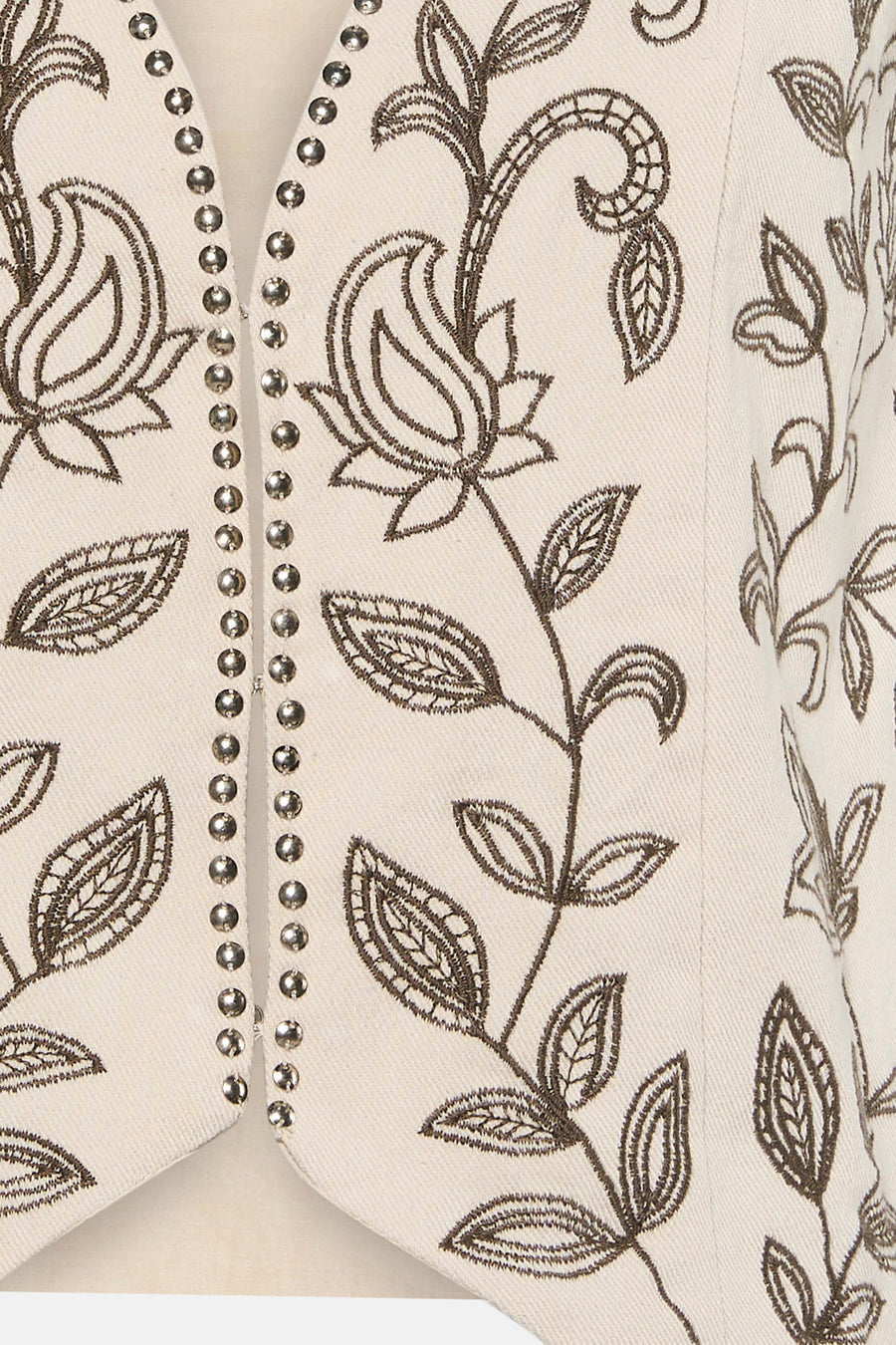 Crèmekleurig gilet van VILA met zilveren studs en donkerbruin bloemenborduursel.