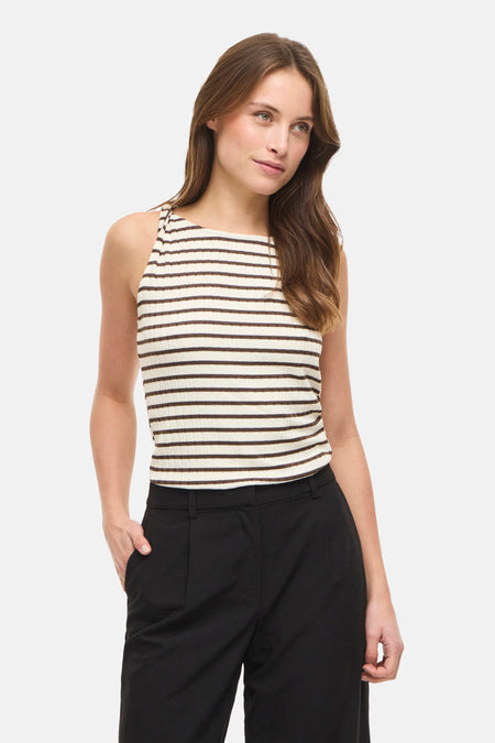 Haut sans manches côtelé et rayé crème et marron de VILA®, combiné avec un pantalon culotte noir et des mules marron.