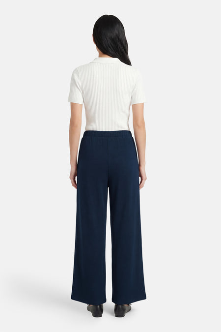 Blauwe broek van VILA, met wijde pijpen en een elastische tailleband.
