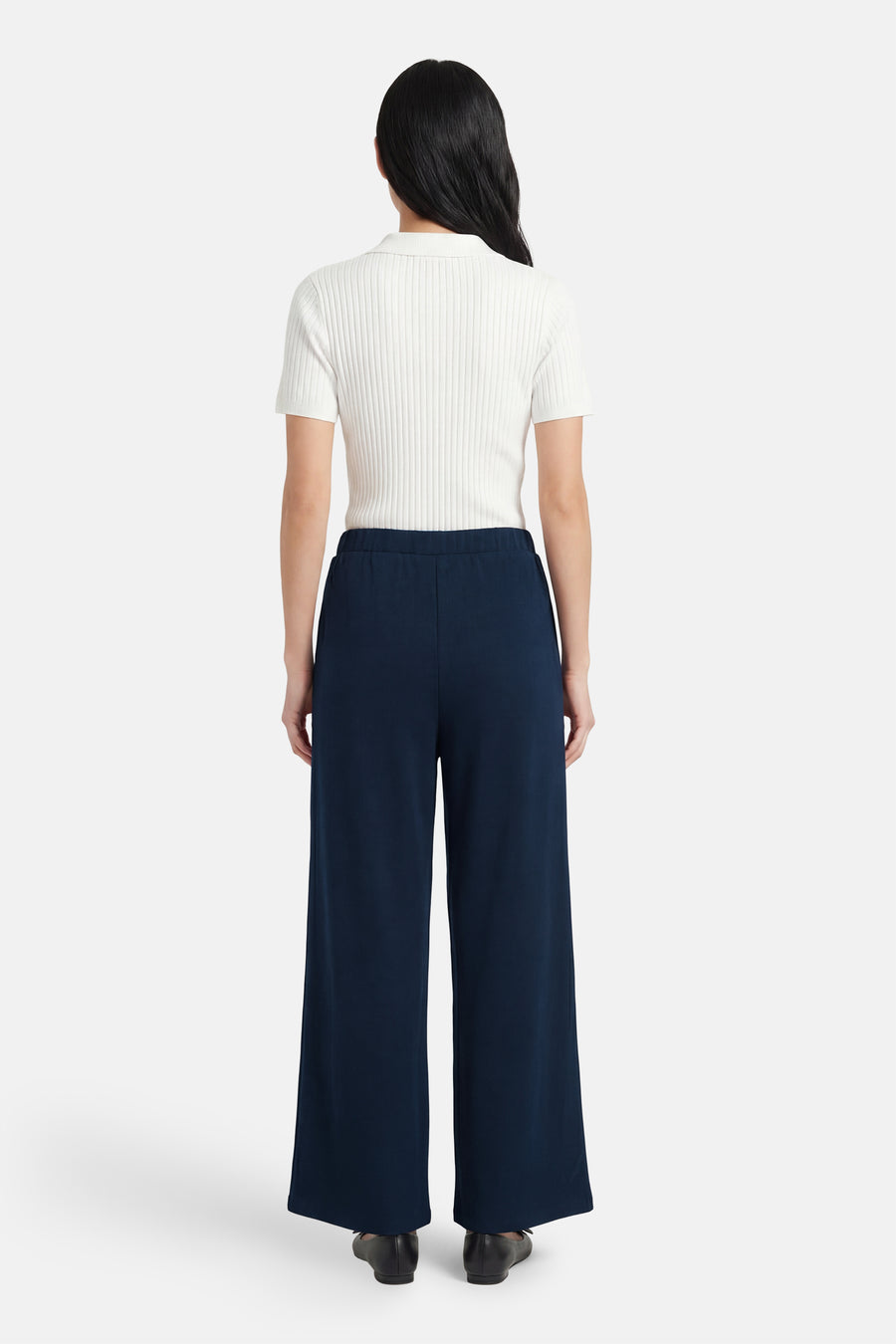 Blauwe broek van VILA, met wijde pijpen en een elastische tailleband.
