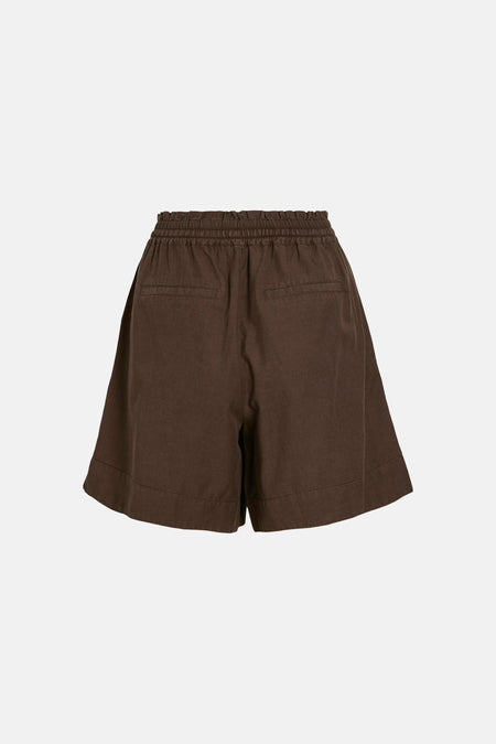Bruine short van VILA® met elastische tailleband en twee achterzakken, achterzijde.