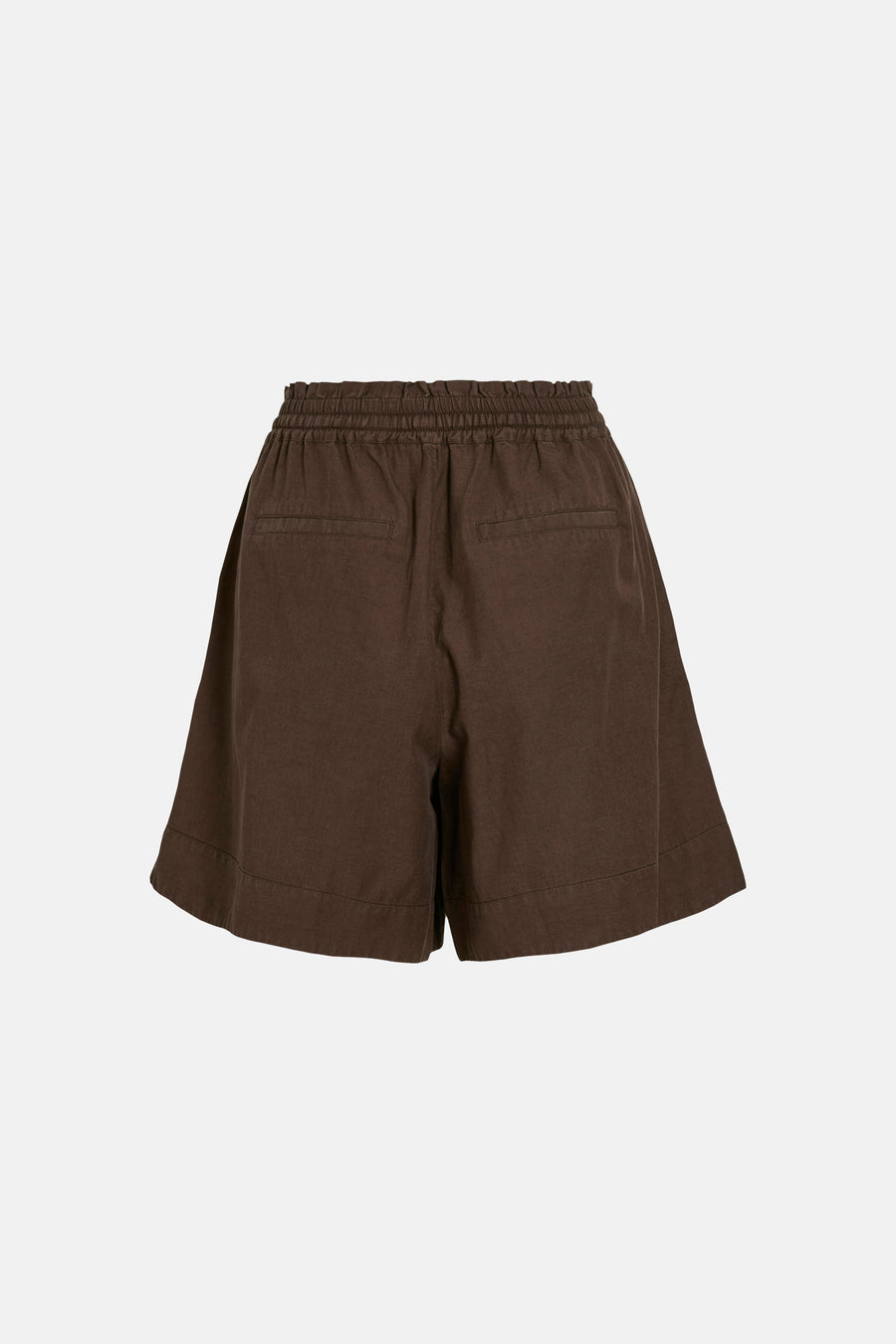 Bruine short van VILA® met elastische tailleband en twee achterzakken, achterzijde.