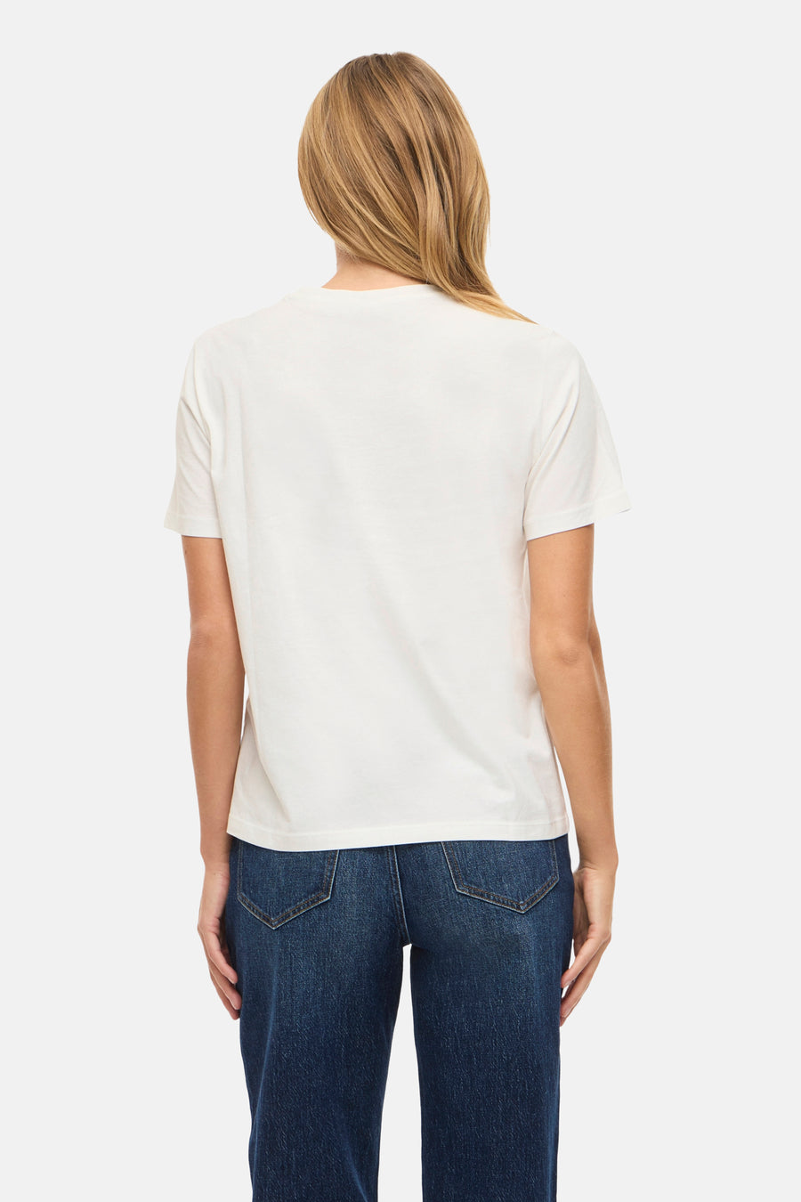 Witte korte mouwen t-shirt van VILA®, achterkant, gladde stof, model draagt donkerblauwe jeans