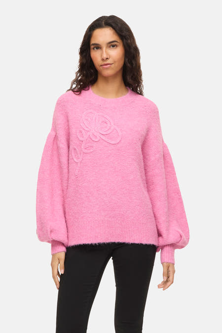 Roze trui met ronde hals van VILA®, voorzien van een gebreide textuur en een bloemapplicatie.