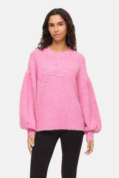 Roze trui met ronde hals van VILA®, voorzien van een gebreide textuur en een bloemapplicatie.