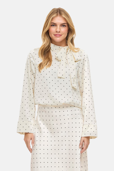 Ecru blouse met lange mouwen van VILA, met zwarte stippen en een strik bij de hals.
