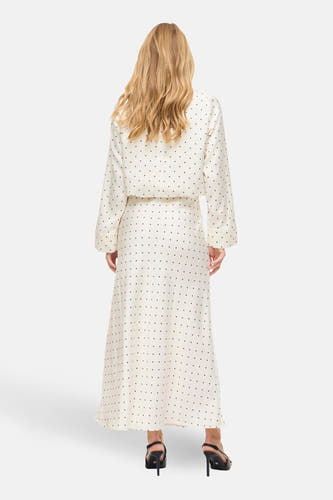 Jupe longue écrue de VILA®, avec un motif à pois et une coupe longue et fluide.