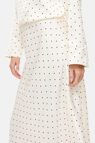 Jupe longue écrue de VILA®, avec un motif de petits pois noirs sur toute la jupe.