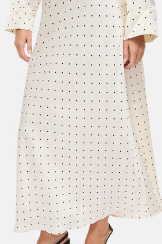 Jupe longue écru de VILA®, avec un motif à pois noirs.