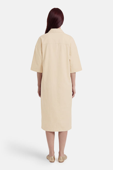 Robe beige à manches courtes de VILA®, vue de dos, avec un col classique.
