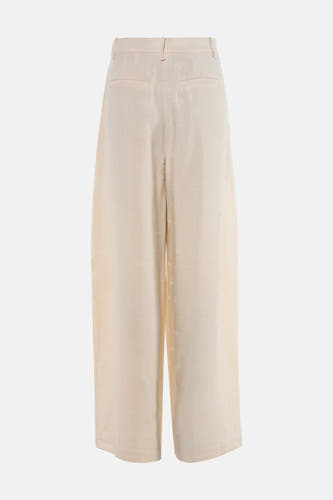 Beige broek van VILA® met een subtiel bloemmotief en wijde pijpen, gezien van achteren.
