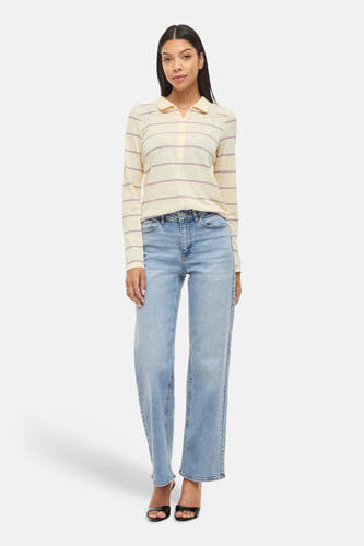 Multikleurig T-shirt met lange mouwen van VILA®, gestreept, gecombineerd met jeans en zwarte sandalen.
