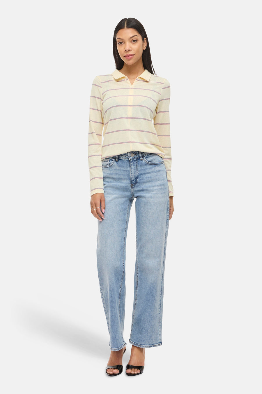 Multikleurig T-shirt met lange mouwen van VILA®, gestreept, gecombineerd met jeans en zwarte sandalen.
