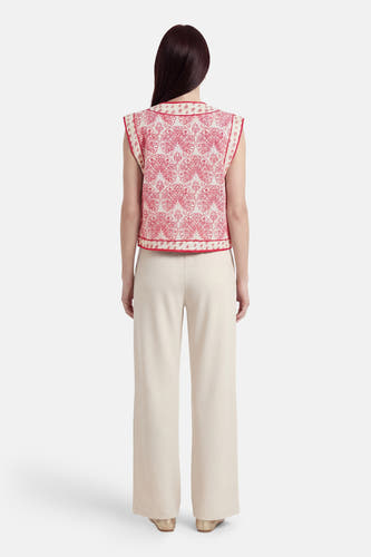 Gilet rose de VILA®, avec motif décoratif rouge, bordure rouge et une coupe classique.