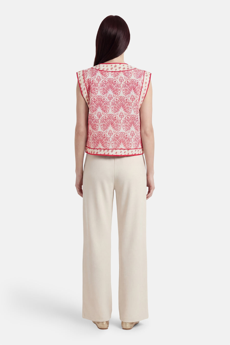 Gilet rose de VILA®, avec motif décoratif rouge, bordure rouge et une coupe classique.