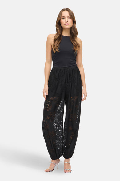 Pantalon noir VILA® avec motif floral, jambes larges et ceinture élastique.