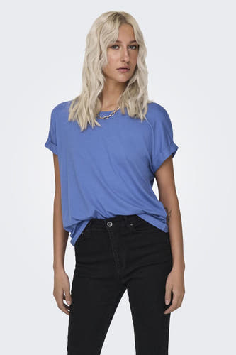 Blauw T-shirt van ONLY®, met korte mouwen, een zilverkleurige ketting en zwarte jeans.