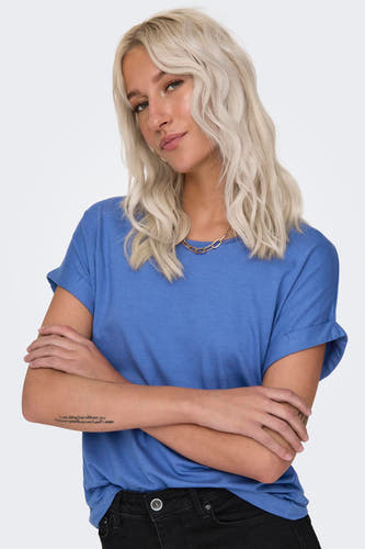 Blauw T-shirt met korte mouwen van ONLY, met gouden ketting en donkere jeans.
