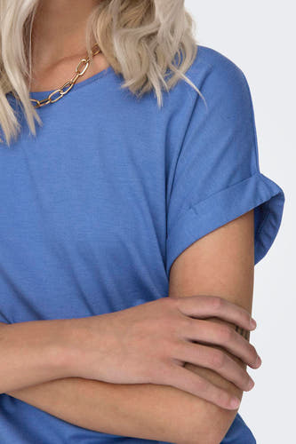 Blauw T-shirt van ONLY, met korte mouwen en opgerolde mouwen, met gouden ketting.