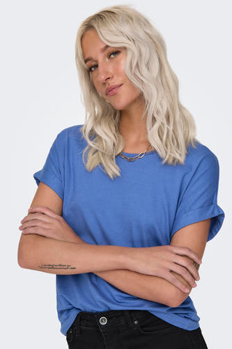 Blauw T-shirt van ONLY, met korte mouwen en een eenvoudige gouden ketting.
