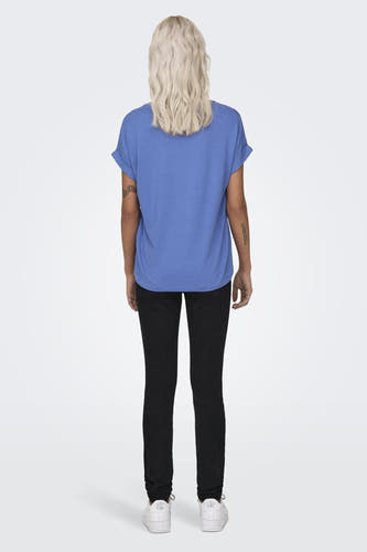 Blauw T-shirt van ONLY, met korte mouwen en een relaxte pasvorm, gecombineerd met zwarte broek en witte sneakers.