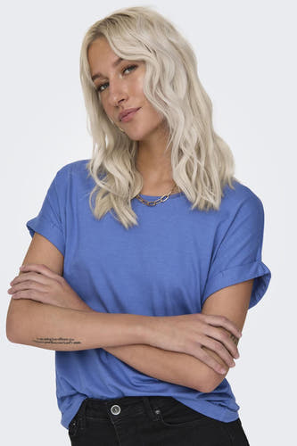 Blauw T-shirt van ONLY, met korte mouwen en een gouden ketting.
